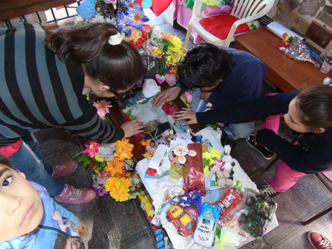 Photo of visitors viewing Miguelito's body.