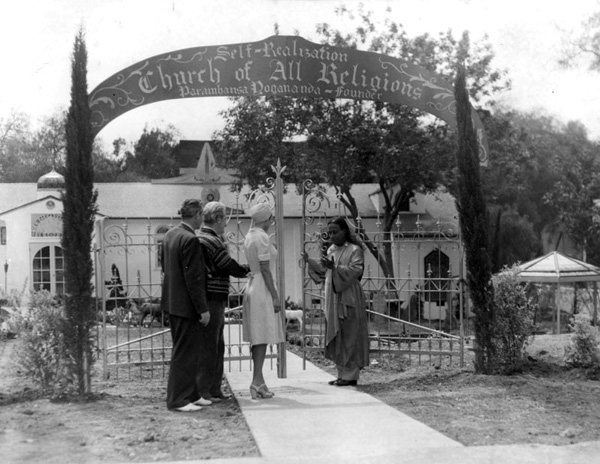 B&W Photo of Yogananda welcoming visitors to his 